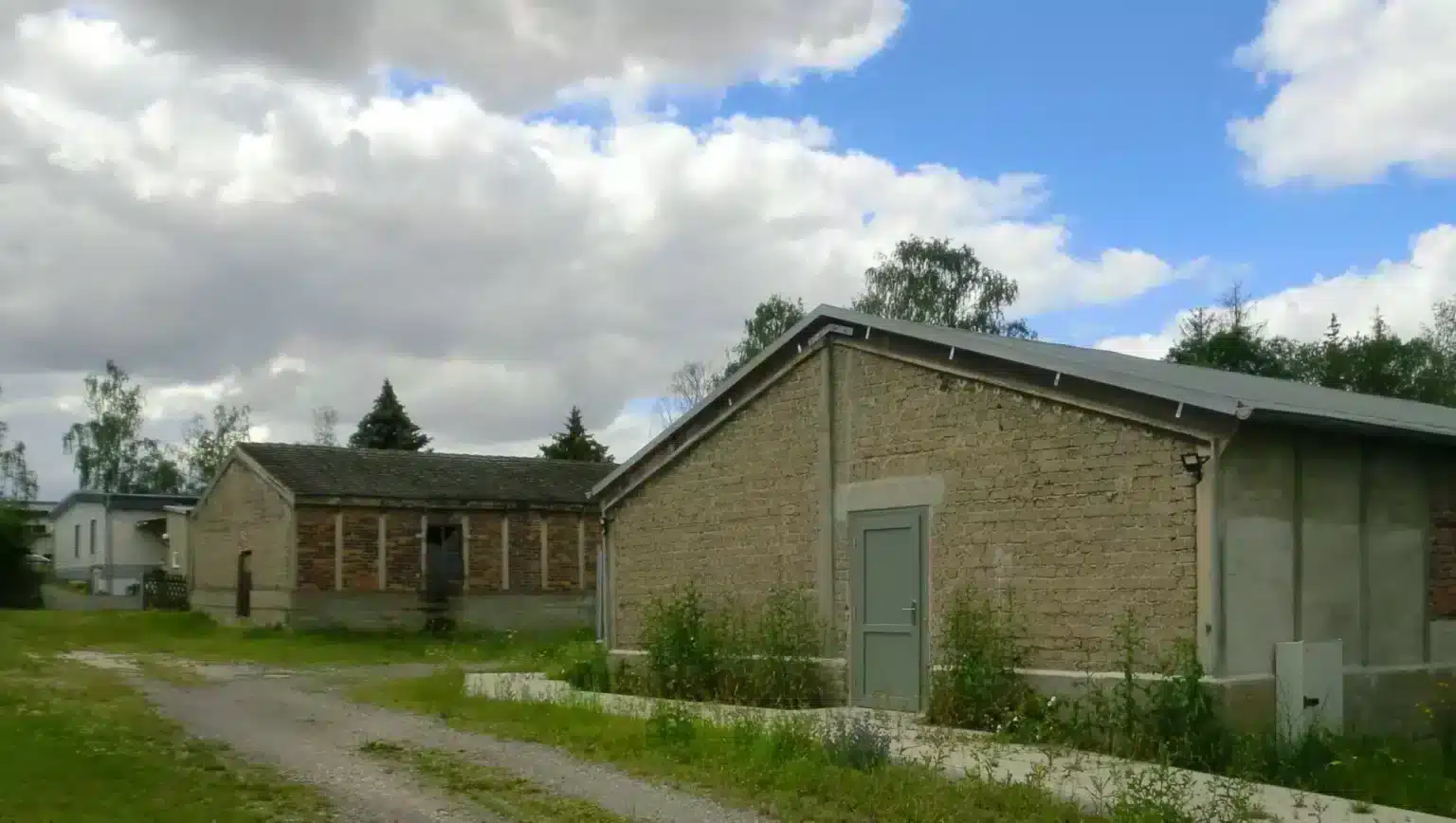 Außenansicht einer Baracke in der Gedenkstätte Rehmsdorf