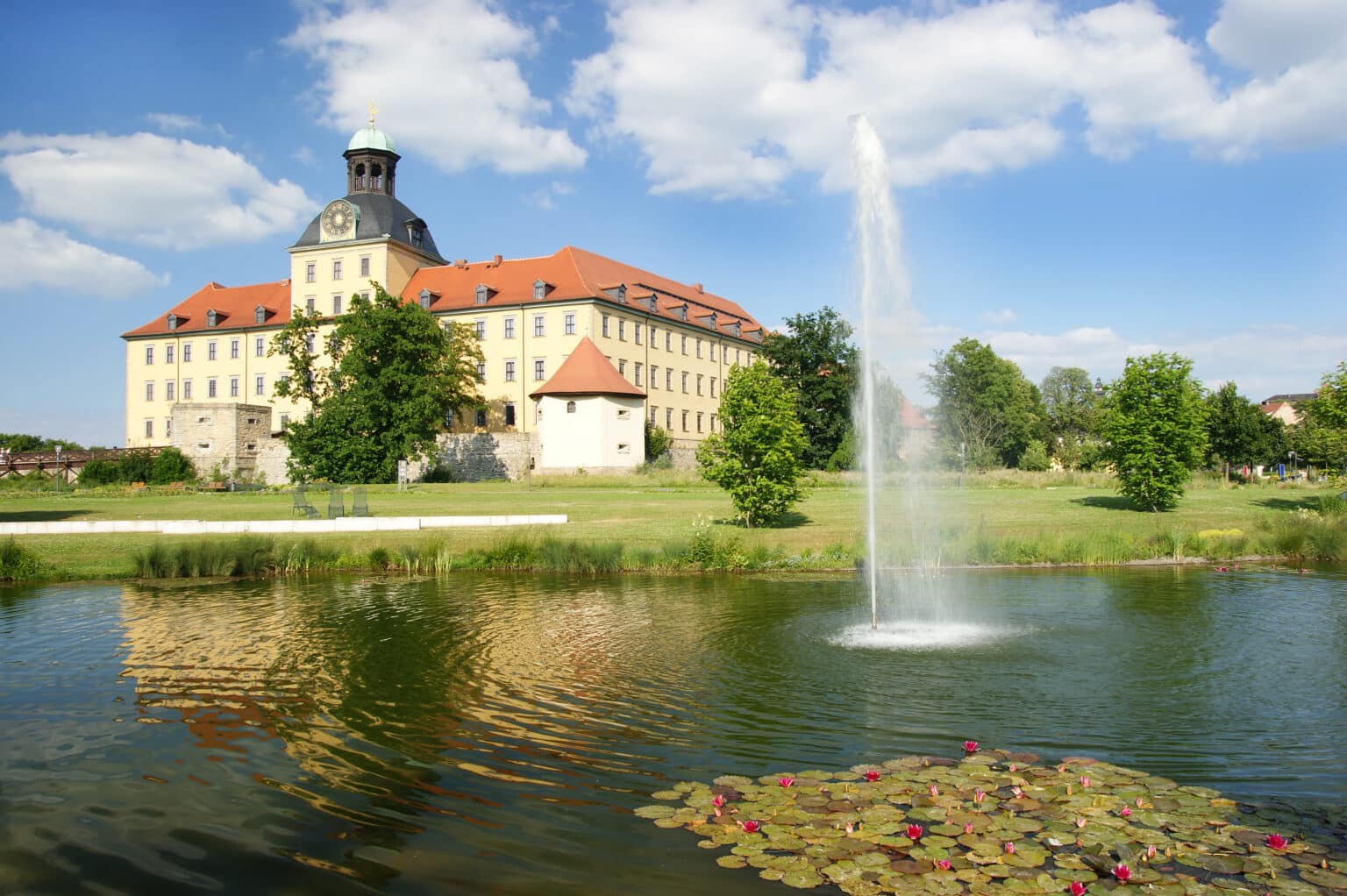 Blick durch den Schlosspark Zeitz auf die Moritzburg Zeit